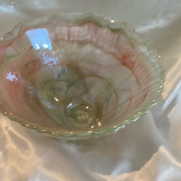 VERY PRETTY BLOWN GLASS DISH IN MARBLED PINK AND GREEN AND RIBBED UNEVEN TOP - Picture 2 of 6